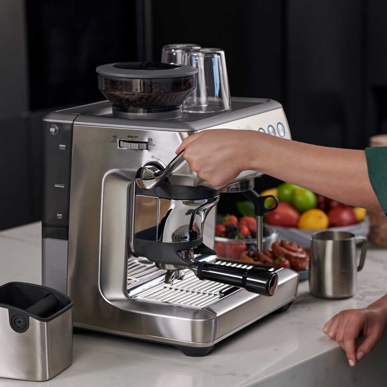 Breville Barista Express Impress BES876BSS - מכונת אספרסו עם מטחנה מובנית, 25 דרגות טחינה והקצפת חלב מקצועית | יבואן רשמי | משלוח מהיר – תמונה 5