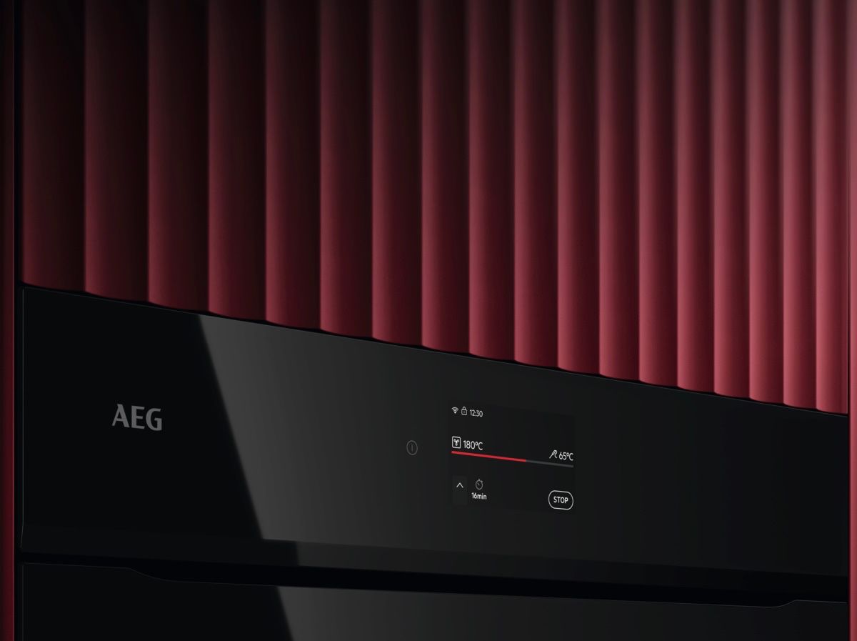 AEG ABE75722B - תנור בנוי פירוליטי רב־תכליתי 60 ס"מ שחור מבריק מסדרת 7000 | יבואן רשמי