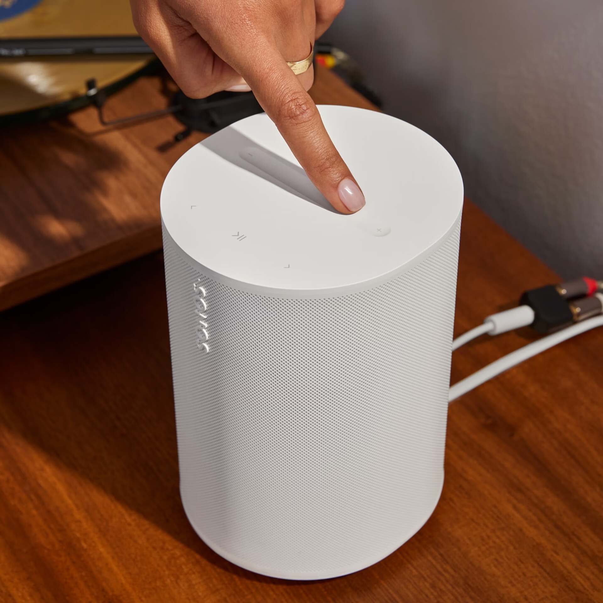 רמקול חכם Sonos Era 100 SL סונוס לבן עם סאונד סטריאו, WiFi 6 וקישוריות Bluetooth 5.3 יבואן רשמי – תמונה 3