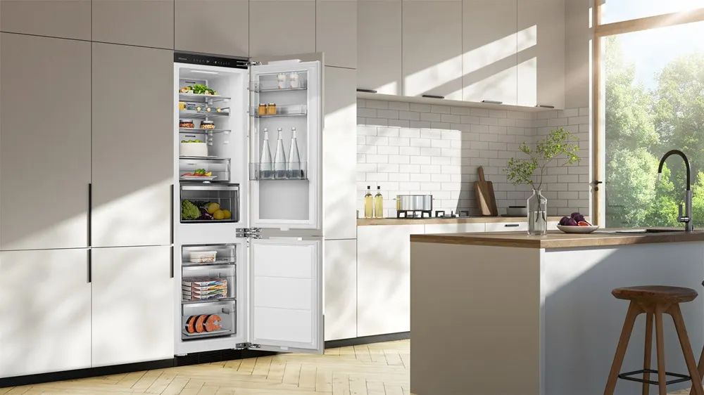 Hisense RB3B280NEWE1 – מקרר אינטגרלי מקפיא תחתון 284 ל׳ NoFrost