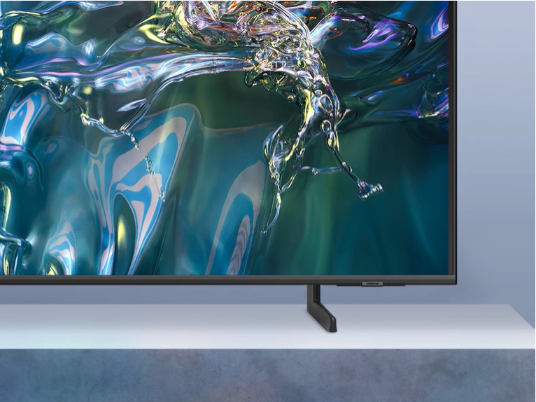 טלוויזיה SAMSUNG QE75Q60D: מסך ללא גבולות וחווית צפייה סוחפת! בתמונה זו רואים טלוויזיה חכמה SAMSUNG 75 אינץ' דגם QE75Q60D QLED 4K HDR. טלוויזיה זו בעלת מסך ללא גבולות כמעט, המעניק חווית צפייה סוחפת יותר ופחות הסחות דעת. המעמד המתכוונן מאפשר לך להתאים את גובה הטלוויזיה בקלות.