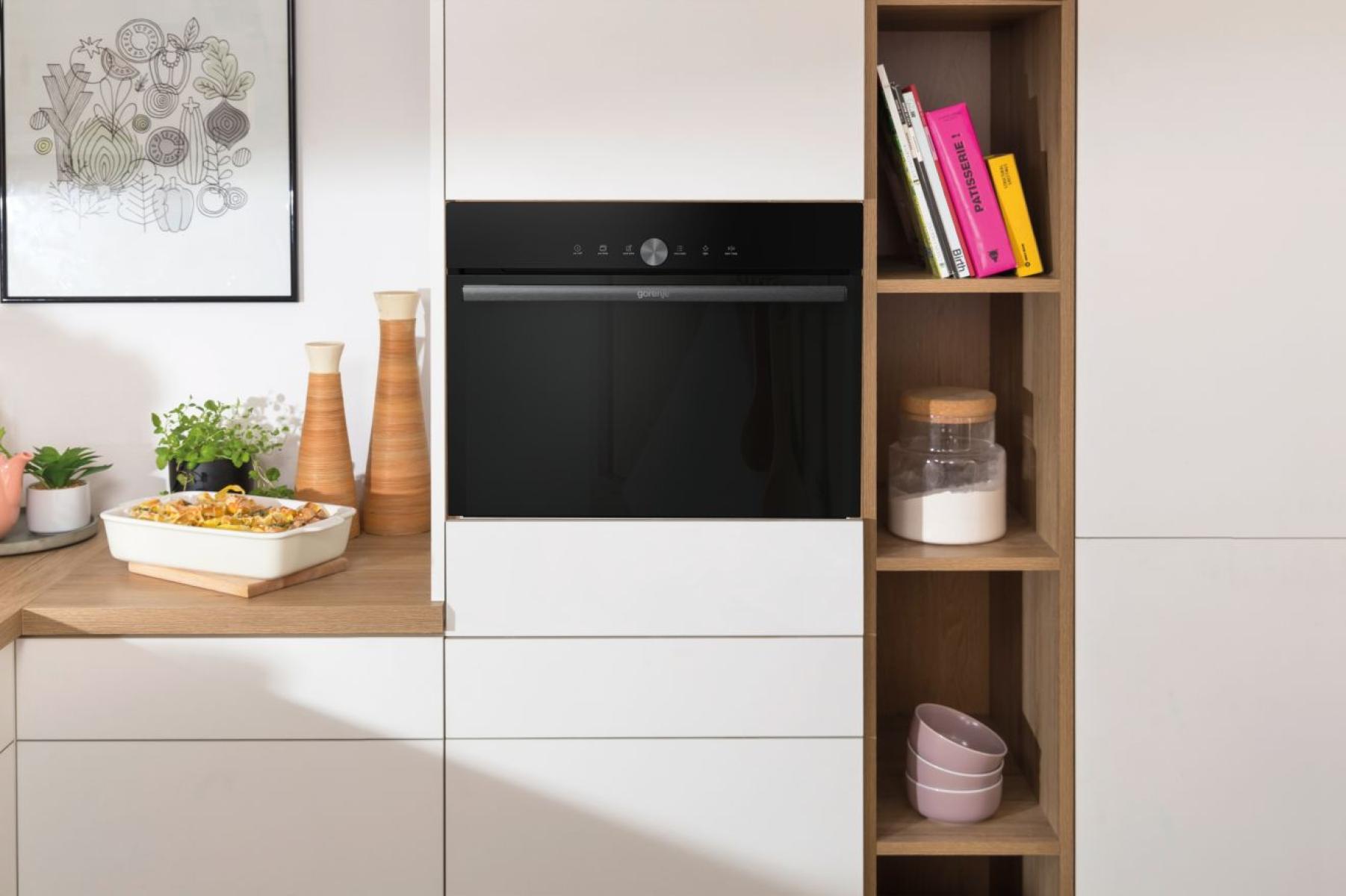 תמונה איכותית של תנור משולב מיקרוגל Gorenje BCM4547DG בגימור זכוכית שחורה. תצוגת חזית ברוחב 59.5 ס