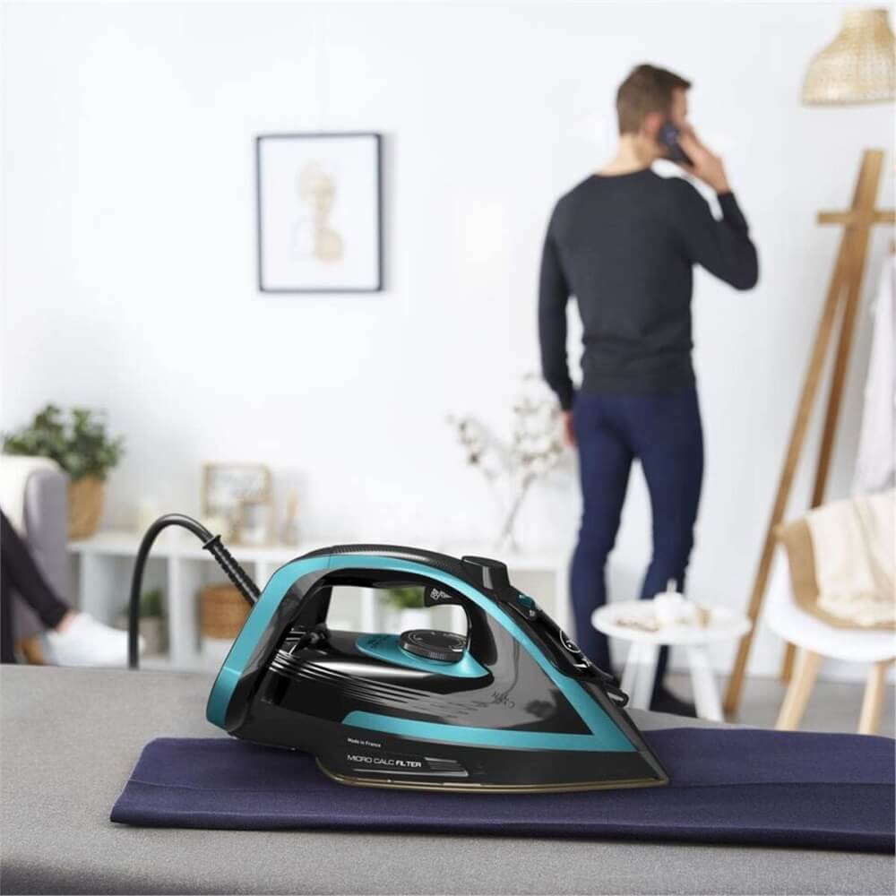 מגהץ אדים TEFAL דגם FV8066E0 – עוצמה צרפתית! מנוע 3000W, גיהוץ אנכי ותפוקת אדים אוטומטית לבדים שונים.  מערכת ANTI DRIP לשמירה על הבגדים, כיבוי אוטומטי לבטיחות, ומערכת ייחודית להגנה מאבנית