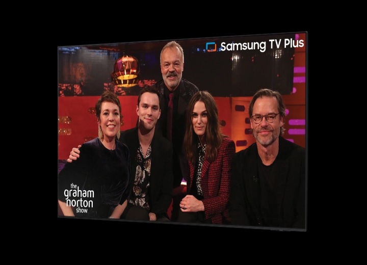 טלוויזיה SAMSUNG QE75Q60D: בידור לכל יום בחינם עם Samsung TV Plus! בתמונה זו רואים טלוויזיה חכמה SAMSUNG 75 אינץ' דגם QE75Q60D QLED 4K HDR. טלוויזיה זו כוללת את אפליקציית Samsung TV Plus, המאפשרת צפייה באלפי תוכניות טלוויזיה וסרטים בחינם. קבל גישה מיידית לבידור חי ולפי דרישה, כולל ערוץ ג'יימי אוליבר, תוכנית גרהם נורטון, CNN, תוכניות ילדים, אירועי ספורט ועוד.